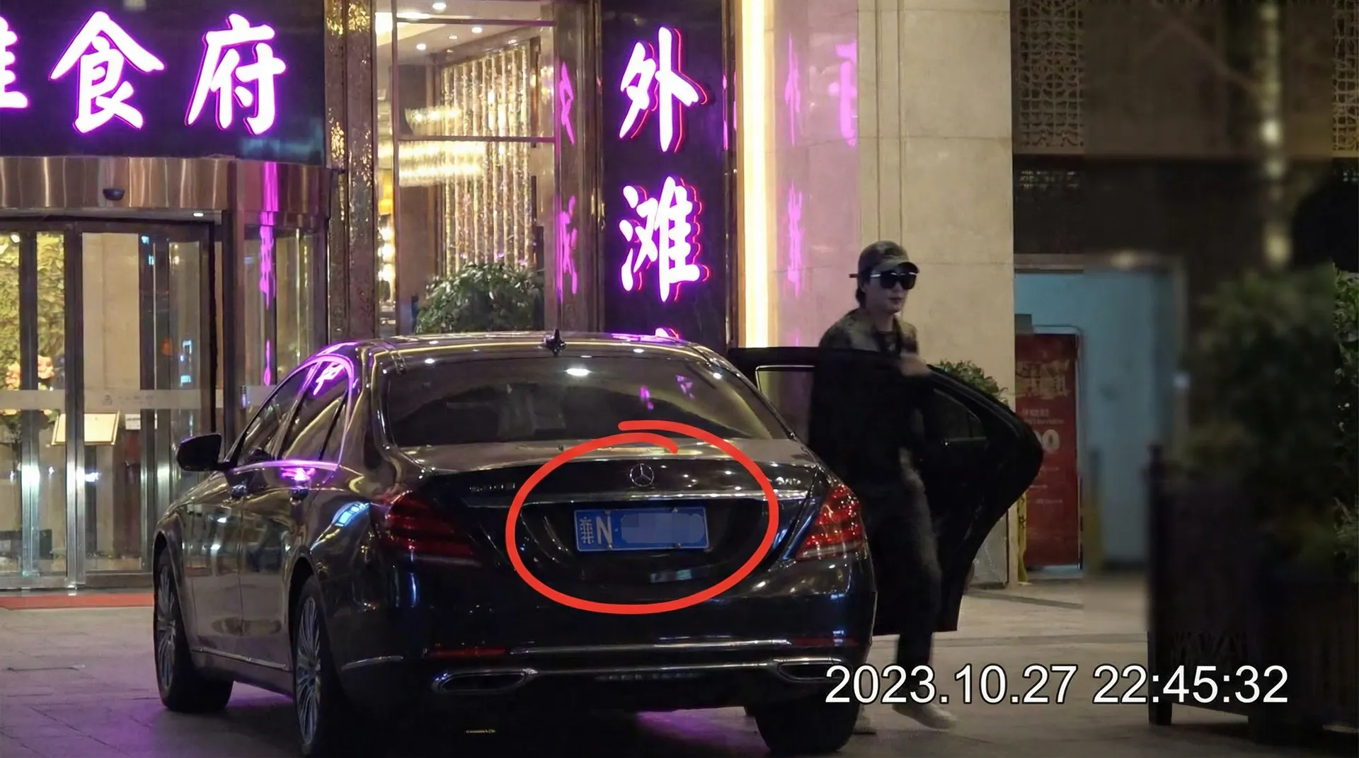 光速体育网站 - 豪车餐厅外偷拍